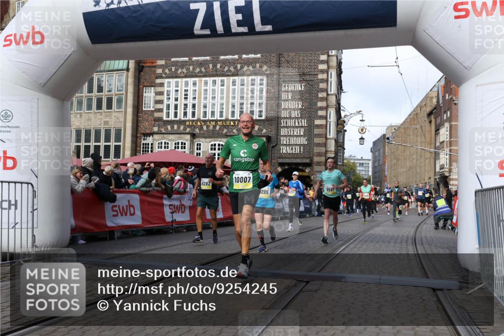 05.10.2025 - 20. swb-Marathon Bremen Yannick Fuchs http://msf.ph/oto/9254245 05.10.2025 10:54:50 Ziel 9282, 9295, 9591, 9754, 10007, 10174, 11321, 11694 meine-sportfotos.de