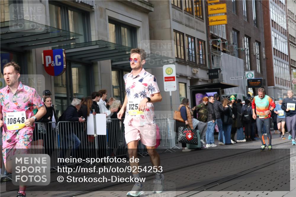 05.10.2025 - 20. swb-Marathon Bremen Strokosch-Dieckow http://msf.ph/oto/9254253 05.10.2025 10:56:15 Ziel 8118, 9188, 9266, 9424, 9547, 9783, 9790, 9886, 9932, 10005, 10008, 10028, 10042, 10059, 10179, 10387, 10546, 10590, 10644, 10648, 10683, 10845, 10971, 11100, 11253, 11260, 11426, 11475, 11571, 11662, 11691, 11723, 11734, 8118, 9188, 9266, 9424, 9547, 9783, 9790, 9886, 9932, 10005, 10008, 10028, 10042, 10059, 10179, 10387, 10546, 10590, 10644, 10648, 10683, 10845, 10971, 11100, 11253, 11260, 11426, 11475, 11571, 11662, 11691, 11734 meine-sportfotos.de