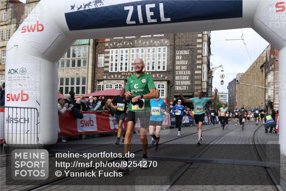 05.10.2025 - 20. swb-Marathon Bremen Yannick Fuchs http://msf.ph/oto/9254270 05.10.2025 10:54:51 Ziel 8326, 9282, 9295, 9591, 9754, 9776, 10007, 10174, 11321, 11694 meine-sportfotos.de
