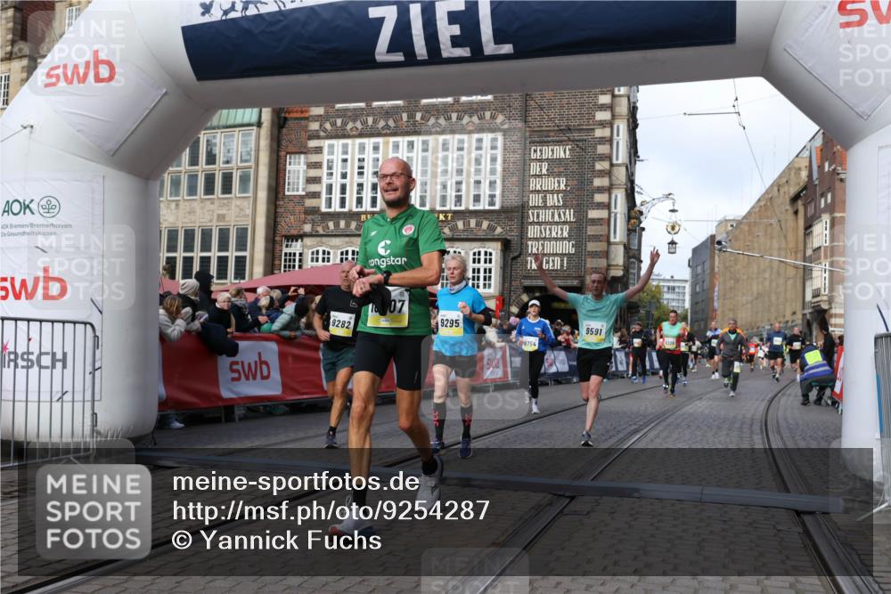 05.10.2025 - 20. swb-Marathon Bremen Yannick Fuchs http://msf.ph/oto/9254287 05.10.2025 10:54:51 Ziel 8326, 9282, 9295, 9591, 9754, 9776, 10007, 10174, 11321, 11694 meine-sportfotos.de