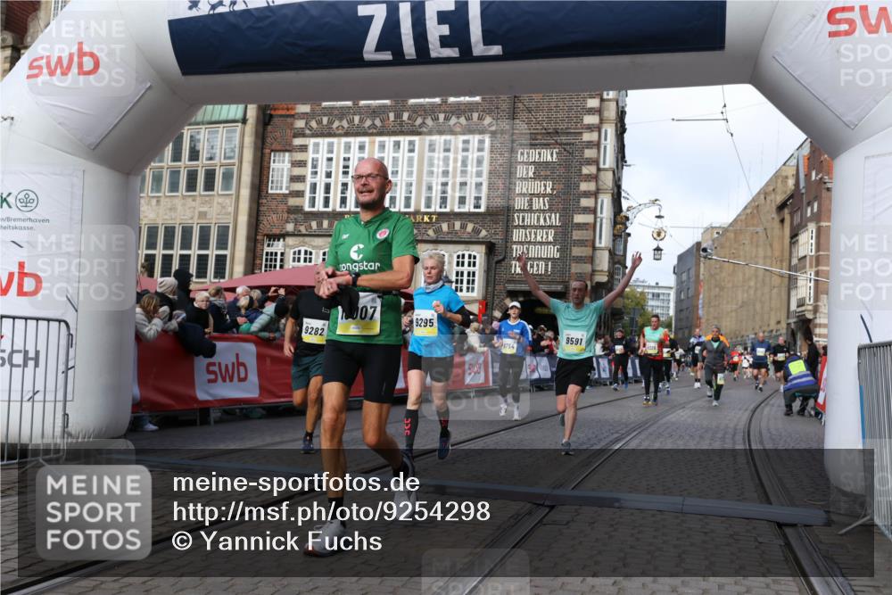 05.10.2025 - 20. swb-Marathon Bremen Yannick Fuchs http://msf.ph/oto/9254298 05.10.2025 10:54:51 Ziel 8326, 9282, 9295, 9591, 9754, 9776, 10007, 10174, 11321, 11694 meine-sportfotos.de