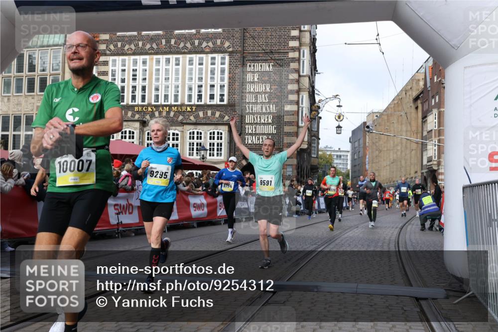 05.10.2025 - 20. swb-Marathon Bremen Yannick Fuchs http://msf.ph/oto/9254312 05.10.2025 10:54:51 Ziel 8326, 9282, 9295, 9591, 9754, 9776, 10007, 10174, 11321, 11694 meine-sportfotos.de