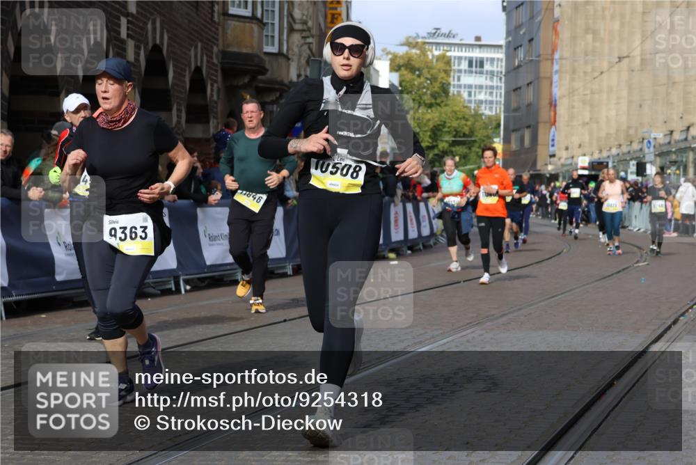05.10.2025 - 20. swb-Marathon Bremen Strokosch-Dieckow http://msf.ph/oto/9254318 05.10.2025 11:02:11 Ziel 9363, 10130, 10508, 11014, 11340, 11454, 11646 meine-sportfotos.de