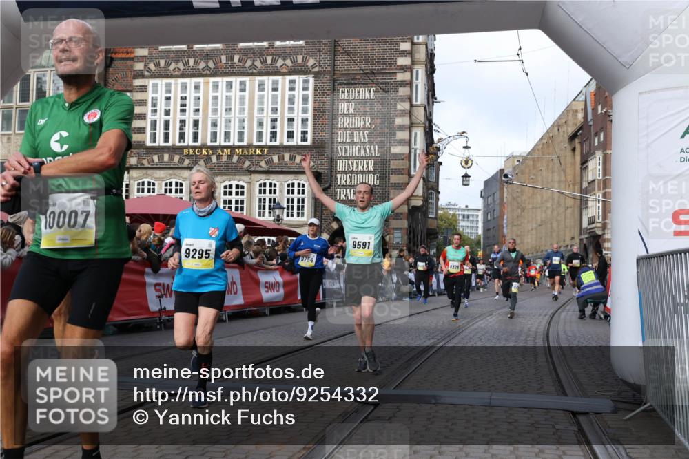05.10.2025 - 20. swb-Marathon Bremen Yannick Fuchs http://msf.ph/oto/9254332 05.10.2025 10:54:51 Ziel 8326, 9282, 9295, 9591, 9754, 9776, 10007, 10174, 11321, 11694 meine-sportfotos.de