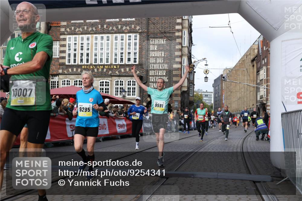 05.10.2025 - 20. swb-Marathon Bremen Yannick Fuchs http://msf.ph/oto/9254341 05.10.2025 10:54:51 Ziel 8326, 9282, 9295, 9591, 9754, 9776, 10007, 10174, 11321, 11694 meine-sportfotos.de