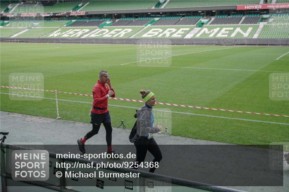 05.10.2025 - 20. swb-Marathon Bremen Michael Burmester http://msf.ph/oto/9254368 05.10.2025 10:42:46 Laufen im Stadion 8225, 8865, 9185, 9212, 9276, 9288, 9410, 9476, 9481, 9519, 9526, 9557, 9648, 9664, 9675, 9680, 9726, 9734, 9736, 9760, 9784, 9798, 9806, 9815, 9822, 9823, 9826, 9861, 9912, 9945, 9972, 9999, 10031, 10074, 10082, 10087, 10146, 10239, 10245, 10264, 10365, 10366, 10396, 10412, 10415, 10417, 10463, 10684, 10824, 10860, 10861, 10943, 11030, 11073, 11083, 11112, 11126, 11142, 11170, 11172, 11206, 11215, 11240, 11395, 11634, 9836, 9837, 10333, 10998 meine-sportfotos.de