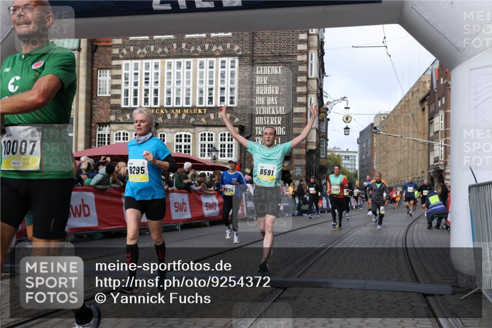 05.10.2025 - 20. swb-Marathon Bremen Yannick Fuchs http://msf.ph/oto/9254372 05.10.2025 10:54:51 Ziel 8326, 9282, 9295, 9591, 9754, 9776, 10007, 10174, 11321, 11694 meine-sportfotos.de