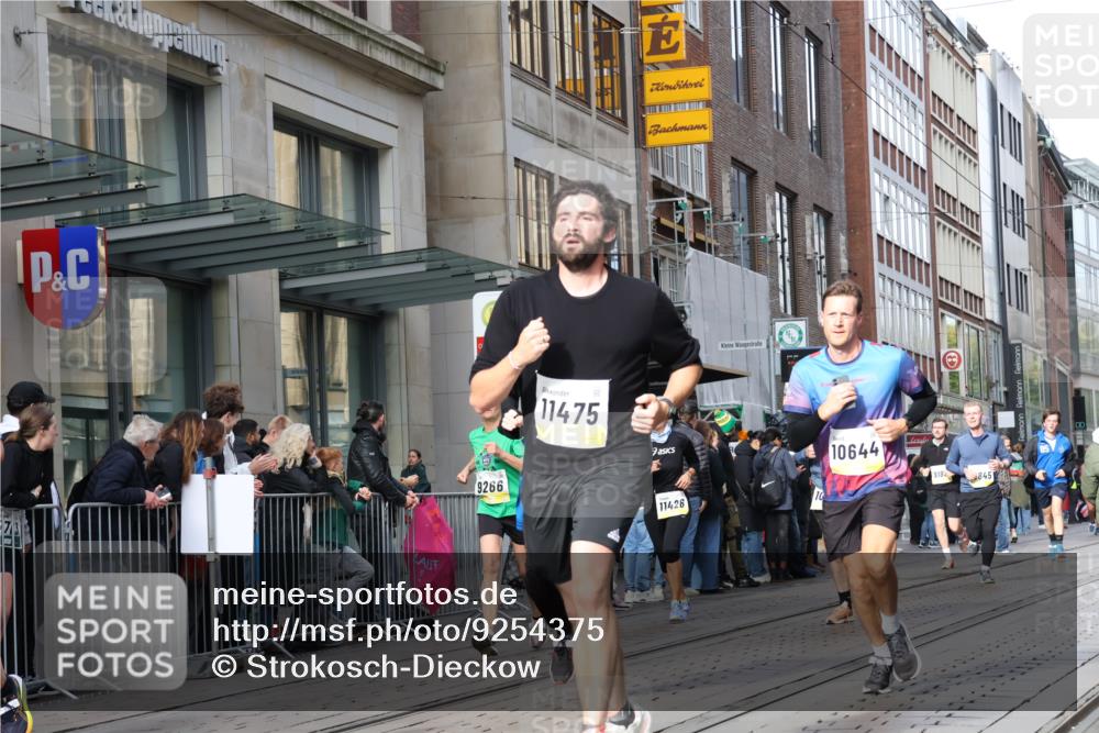 05.10.2025 - 20. swb-Marathon Bremen Strokosch-Dieckow http://msf.ph/oto/9254375 05.10.2025 10:56:23 Ziel 8118, 9188, 9266, 9547, 9669, 9886, 10008, 10042, 10059, 10145, 10397, 10644, 10648, 10683, 10845, 10924, 10971, 11100, 11253, 11260, 11274, 11426, 11475, 11571, 11675, 11691, 11734, 8118, 9188, 9266, 9547, 9669, 9886, 10008, 10042, 10059, 10145, 10397, 10644, 10648, 10683, 10845, 10924, 10971, 11100, 11253, 11260, 11274, 11426, 11475, 11571, 11675, 11691, 11734 meine-sportfotos.de