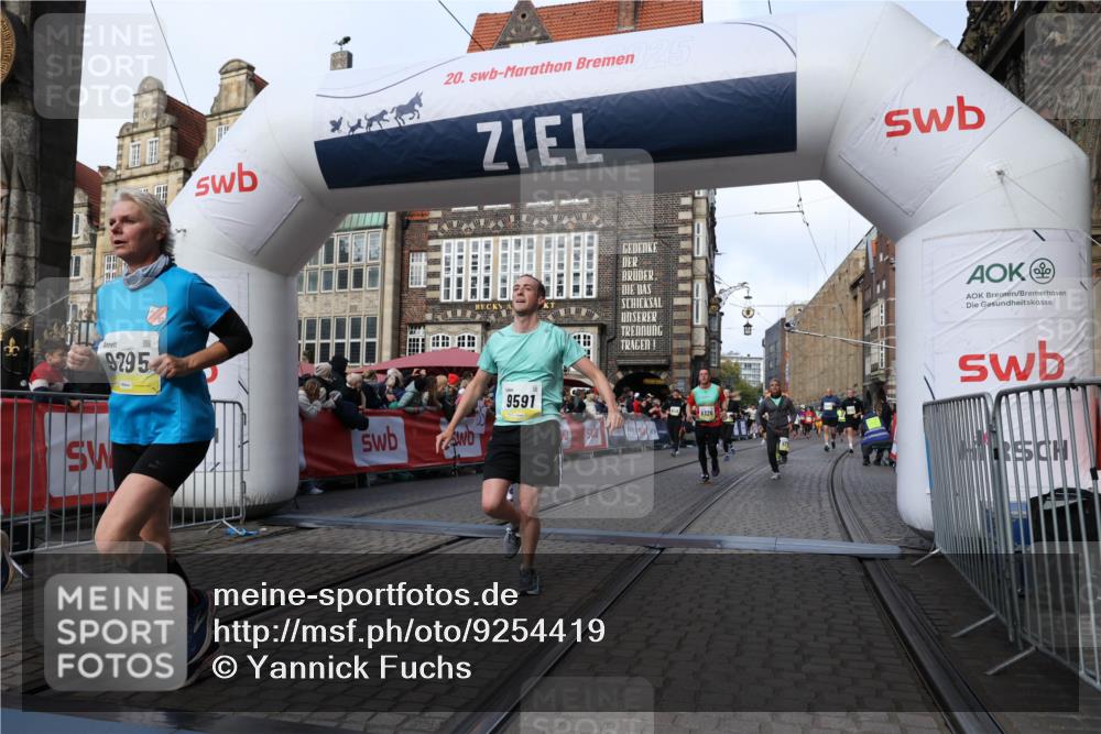 05.10.2025 - 20. swb-Marathon Bremen Yannick Fuchs http://msf.ph/oto/9254419 05.10.2025 10:54:52 Ziel 8326, 9282, 9295, 9591, 9754, 9776, 10007, 10174, 11276, 11321 meine-sportfotos.de