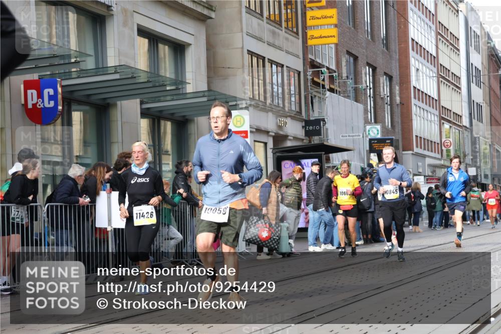05.10.2025 - 20. swb-Marathon Bremen Strokosch-Dieckow http://msf.ph/oto/9254429 05.10.2025 10:56:25 Ziel 8118, 9188, 9266, 9547, 9669, 9886, 10008, 10042, 10059, 10105, 10145, 10397, 10644, 10683, 10845, 10924, 10971, 11100, 11260, 11274, 11426, 11475, 11675, 11691, 11734, 8118, 9188, 9266, 9547, 9669, 9886, 10008, 10042, 10059, 10105, 10145, 10397, 10644, 10683, 10845, 10924, 10971, 11100, 11260, 11274, 11426, 11475, 11675, 11691, 11734 meine-sportfotos.de