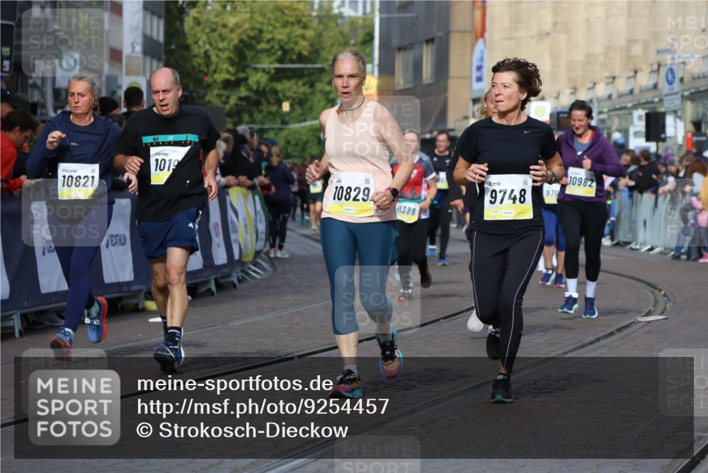 05.10.2025 - 20. swb-Marathon Bremen Strokosch-Dieckow http://msf.ph/oto/9254457 05.10.2025 11:02:17 Ziel 9748, 10093, 10130, 10194, 10821, 10829, 10982, 10983, 11340, 11386, 11646 meine-sportfotos.de