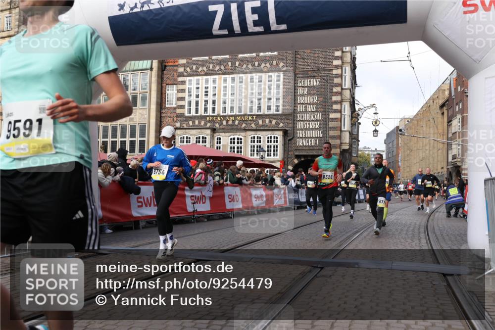 05.10.2025 - 20. swb-Marathon Bremen Yannick Fuchs http://msf.ph/oto/9254479 05.10.2025 10:54:53 Ziel 8326, 9282, 9295, 9436, 9591, 9754, 9776, 10007, 10487, 10770, 11163, 11276 meine-sportfotos.de