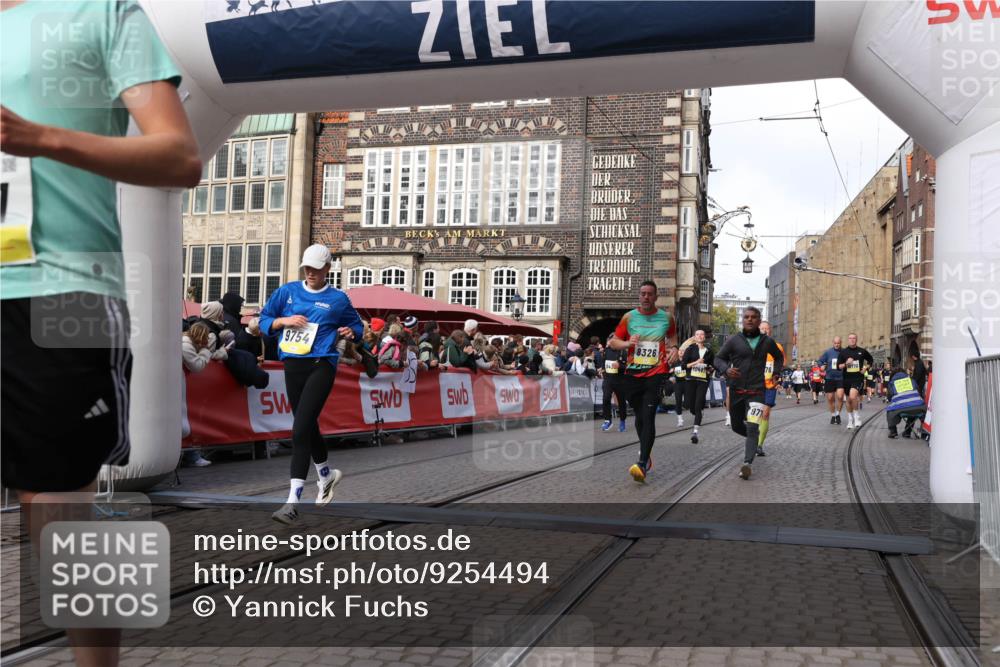 05.10.2025 - 20. swb-Marathon Bremen Yannick Fuchs http://msf.ph/oto/9254494 05.10.2025 10:54:53 Ziel 8326, 9282, 9295, 9436, 9591, 9754, 9776, 10007, 10487, 10770, 11163, 11276 meine-sportfotos.de