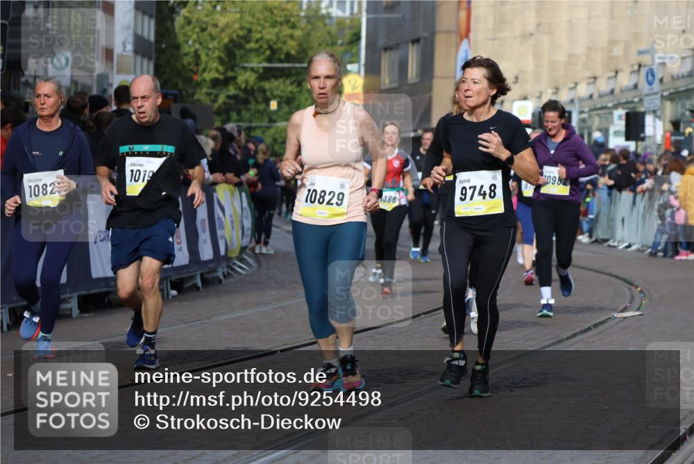 05.10.2025 - 20. swb-Marathon Bremen Strokosch-Dieckow http://msf.ph/oto/9254498 05.10.2025 11:02:17 Ziel 9748, 10093, 10130, 10194, 10821, 10829, 10982, 10983, 11340, 11386, 11646 meine-sportfotos.de