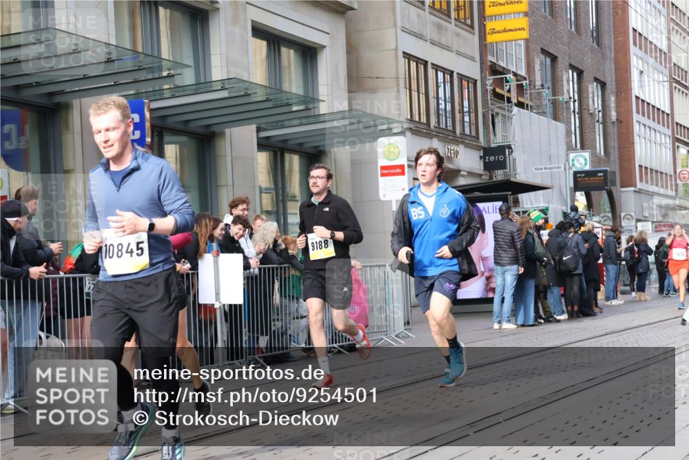 05.10.2025 - 20. swb-Marathon Bremen Strokosch-Dieckow http://msf.ph/oto/9254501 05.10.2025 10:56:29 Ziel 8118, 9188, 9266, 9451, 9669, 9886, 10008, 10059, 10105, 10145, 10397, 10644, 10683, 10845, 10867, 10924, 10971, 11168, 11274, 11426, 11475, 11675, 11734, 8118, 9188, 9266, 9451, 9669, 9886, 10008, 10059, 10105, 10145, 10397, 10644, 10683, 10845, 10867, 10924, 10971, 11168, 11274, 11426, 11475, 11675, 11734 meine-sportfotos.de