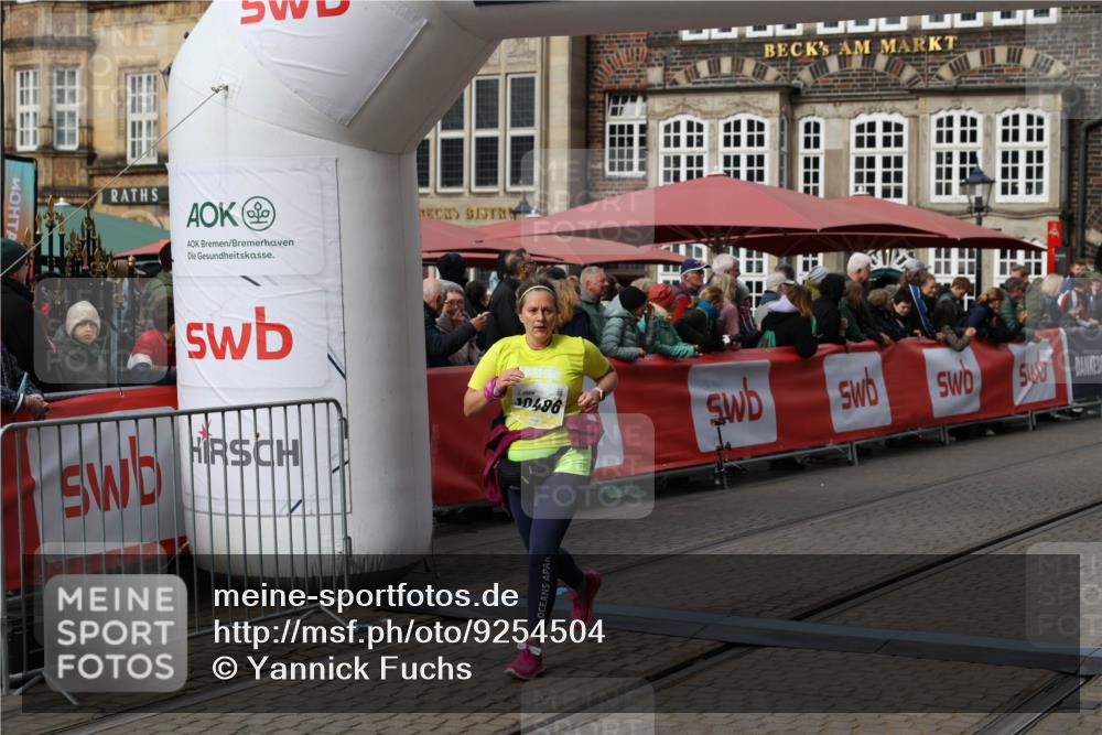 05.10.2025 - 20. swb-Marathon Bremen Yannick Fuchs http://msf.ph/oto/9254504 05.10.2025 11:15:09 Ziel 10496, 11107, 11345, 11607 meine-sportfotos.de
