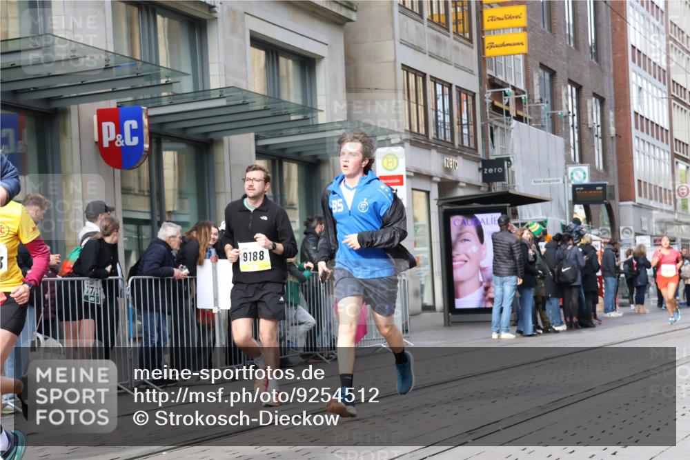 05.10.2025 - 20. swb-Marathon Bremen Strokosch-Dieckow http://msf.ph/oto/9254512 05.10.2025 10:56:29 Ziel 8118, 9188, 9266, 9451, 9669, 9886, 10008, 10059, 10105, 10145, 10397, 10644, 10683, 10845, 10867, 10924, 10971, 11168, 11274, 11426, 11475, 11675, 11734, 8118, 9188, 9266, 9451, 9669, 9886, 10008, 10059, 10105, 10145, 10397, 10644, 10683, 10845, 10867, 10924, 10971, 11168, 11274, 11426, 11475, 11675, 11734 meine-sportfotos.de