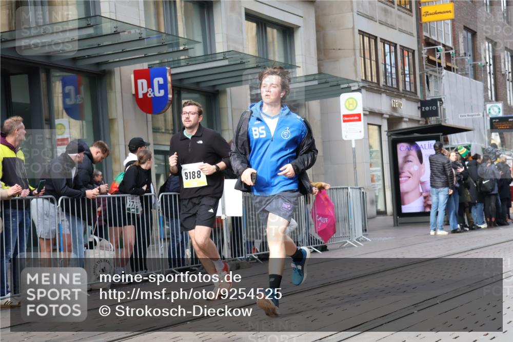 05.10.2025 - 20. swb-Marathon Bremen Strokosch-Dieckow http://msf.ph/oto/9254525 05.10.2025 10:56:30 Ziel 8118, 9188, 9266, 9451, 9669, 9937, 10059, 10069, 10105, 10145, 10397, 10644, 10683, 10845, 10867, 10924, 11168, 11274, 11426, 11475, 11675, 11734, 8118, 9188, 9266, 9451, 9669, 9937, 10059, 10069, 10105, 10145, 10397, 10644, 10683, 10845, 10867, 10924, 11168, 11274, 11426, 11475, 11675, 11734 meine-sportfotos.de