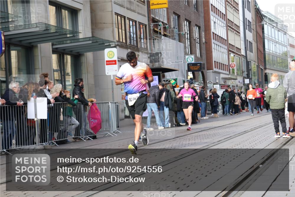 05.10.2025 - 20. swb-Marathon Bremen Strokosch-Dieckow http://msf.ph/oto/9254556 05.10.2025 10:56:33 Ziel 8118, 9188, 9266, 9451, 9669, 9797, 9937, 10059, 10069, 10105, 10145, 10397, 10644, 10683, 10845, 10867, 10924, 11168, 11274, 11426, 11435, 11566, 11675, 11734, 8118, 9188, 9266, 9451, 9669, 9797, 9937, 10059, 10069, 10105, 10145, 10397, 10644, 10683, 10845, 10867, 10924, 11168, 11274, 11426, 11435, 11566, 11675, 11734 meine-sportfotos.de