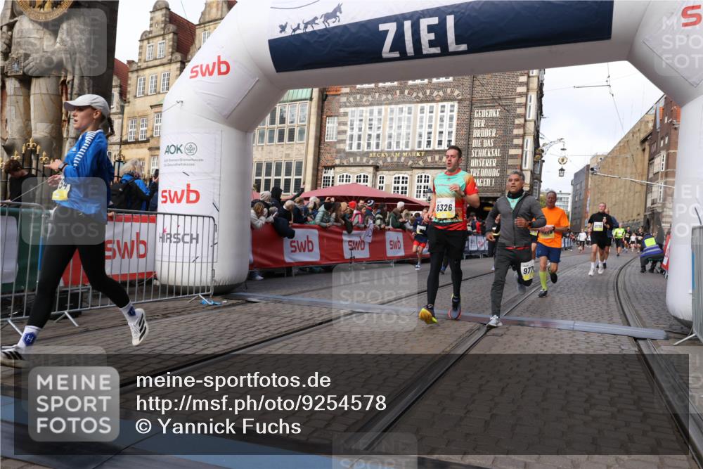 05.10.2025 - 20. swb-Marathon Bremen Yannick Fuchs http://msf.ph/oto/9254578 05.10.2025 10:54:54 Ziel 8326, 9282, 9295, 9436, 9591, 9754, 9776, 10007, 10232, 10233, 10487, 10770, 11163, 11276 meine-sportfotos.de