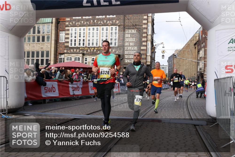 05.10.2025 - 20. swb-Marathon Bremen Yannick Fuchs http://msf.ph/oto/9254588 05.10.2025 10:54:55 Ziel 8326, 9282, 9295, 9436, 9560, 9591, 9754, 9776, 10007, 10024, 10232, 10233, 10487, 10770, 11163, 11276 meine-sportfotos.de