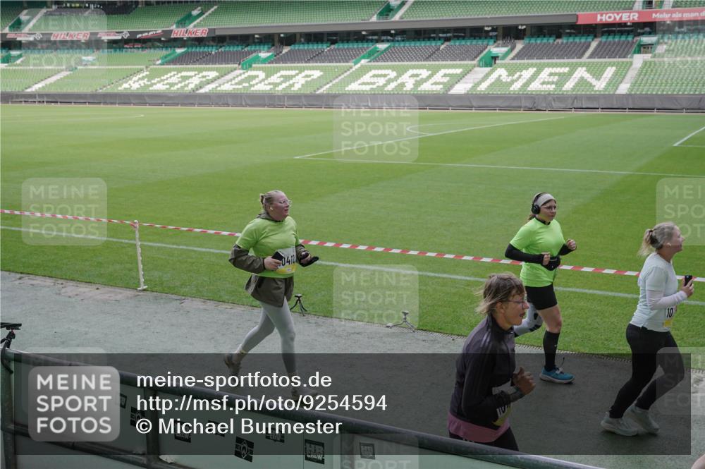 05.10.2025 - 20. swb-Marathon Bremen Michael Burmester http://msf.ph/oto/9254594 05.10.2025 10:42:55 Laufen im Stadion 8225, 9185, 9212, 9276, 9288, 9410, 9476, 9481, 9493, 9526, 9557, 9648, 9664, 9675, 9680, 9726, 9731, 9732, 9734, 9736, 9760, 9784, 9806, 9822, 9823, 9826, 9861, 9912, 9945, 9972, 9999, 10074, 10146, 10245, 10264, 10316, 10365, 10366, 10396, 10412, 10415, 10417, 10433, 10463, 10596, 10684, 10824, 10860, 10861, 10962, 10969, 11030, 11073, 11083, 11112, 11126, 11142, 11157, 11161, 11170, 11172, 11215, 11240, 11242, 11404, 11536, 9519 meine-sportfotos.de