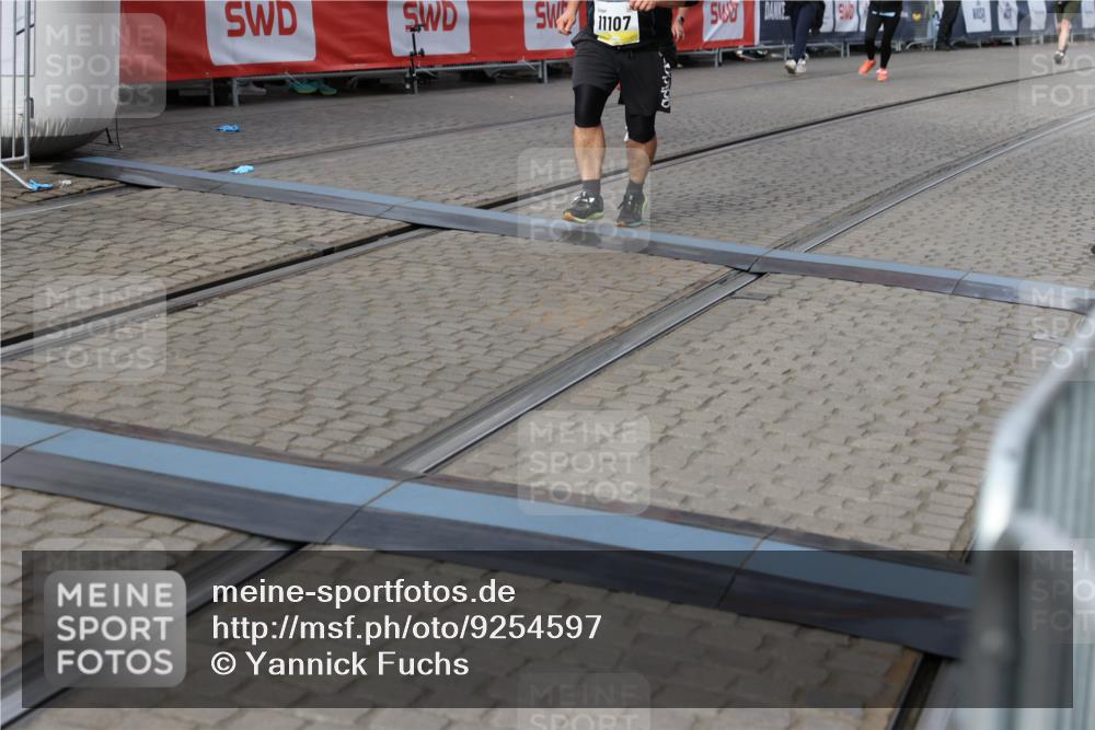 05.10.2025 - 20. swb-Marathon Bremen Yannick Fuchs http://msf.ph/oto/9254597 05.10.2025 11:15:12 Ziel 10496, 10647, 11107 meine-sportfotos.de
