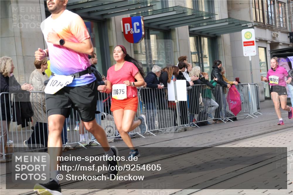 05.10.2025 - 20. swb-Marathon Bremen Strokosch-Dieckow http://msf.ph/oto/9254605 05.10.2025 10:56:35 Ziel 5172, 9188, 9266, 9451, 9669, 9797, 9937, 10059, 10069, 10105, 10145, 10397, 10644, 10683, 10845, 10867, 10924, 11168, 11274, 11426, 11435, 11566, 11675, 11734, 5172, 9188, 9266, 9451, 9669, 9797, 9937, 10059, 10069, 10105, 10145, 10397, 10644, 10683, 10845, 10867, 10924, 11168, 11274, 11426, 11435, 11566, 11675, 11734 meine-sportfotos.de