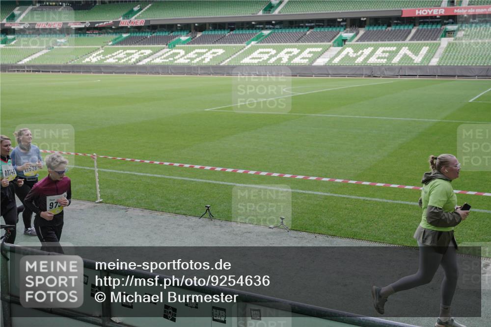 05.10.2025 - 20. swb-Marathon Bremen Michael Burmester http://msf.ph/oto/9254636 05.10.2025 10:42:56 Laufen im Stadion 8225, 9185, 9212, 9276, 9288, 9410, 9476, 9481, 9493, 9526, 9557, 9648, 9664, 9675, 9680, 9726, 9731, 9732, 9734, 9736, 9760, 9784, 9806, 9822, 9823, 9826, 9848, 9861, 9912, 9945, 9972, 9999, 10074, 10146, 10245, 10264, 10316, 10365, 10366, 10396, 10412, 10415, 10417, 10433, 10463, 10596, 10684, 10849, 10860, 10861, 10962, 10969, 11030, 11073, 11083, 11112, 11126, 11142, 11157, 11161, 11170, 11172, 11215, 11240, 11242, 11404, 11536, 9519 meine-sportfotos.de
