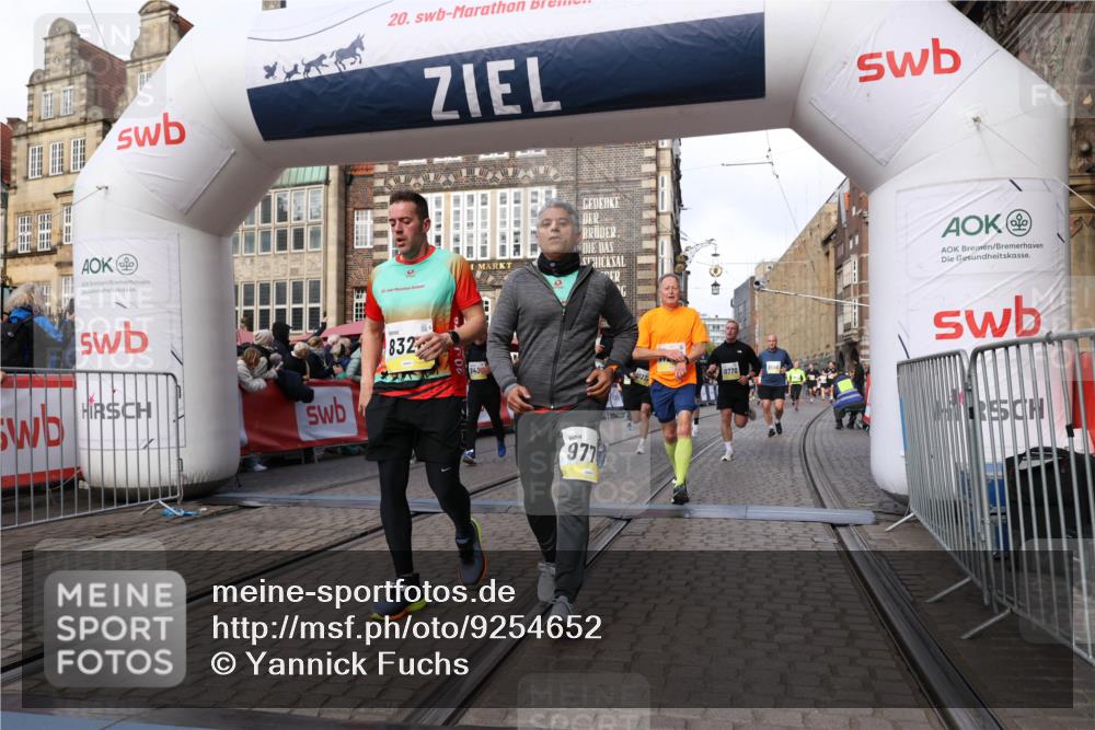 05.10.2025 - 20. swb-Marathon Bremen Yannick Fuchs http://msf.ph/oto/9254652 05.10.2025 10:54:55 Ziel 8326, 9282, 9295, 9436, 9560, 9591, 9754, 9776, 10007, 10024, 10232, 10233, 10487, 10770, 11163, 11276 meine-sportfotos.de