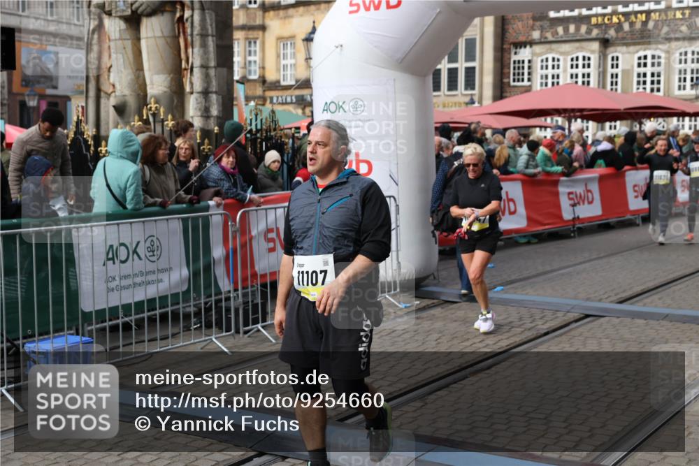 05.10.2025 - 20. swb-Marathon Bremen Yannick Fuchs http://msf.ph/oto/9254660 05.10.2025 11:15:14 Ziel 10496, 10647, 10984, 11107, 11635 meine-sportfotos.de