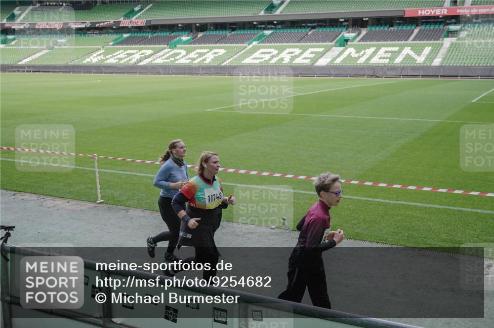 05.10.2025 - 20. swb-Marathon Bremen Michael Burmester http://msf.ph/oto/9254682 05.10.2025 10:42:57 Laufen im Stadion 8225, 9185, 9212, 9276, 9288, 9410, 9476, 9481, 9493, 9526, 9557, 9648, 9664, 9675, 9680, 9726, 9731, 9732, 9734, 9736, 9760, 9784, 9806, 9822, 9823, 9826, 9848, 9861, 9867, 9912, 9945, 9972, 9999, 10074, 10146, 10245, 10264, 10315, 10316, 10365, 10366, 10396, 10412, 10415, 10417, 10433, 10463, 10596, 10684, 10849, 10860, 10861, 10962, 10969, 11030, 11073, 11083, 11112, 11126, 11142, 11157, 11161, 11170, 11172, 11215, 11240, 11242, 11285, 11404, 11536, 9519, 9648 meine-sportfotos.de