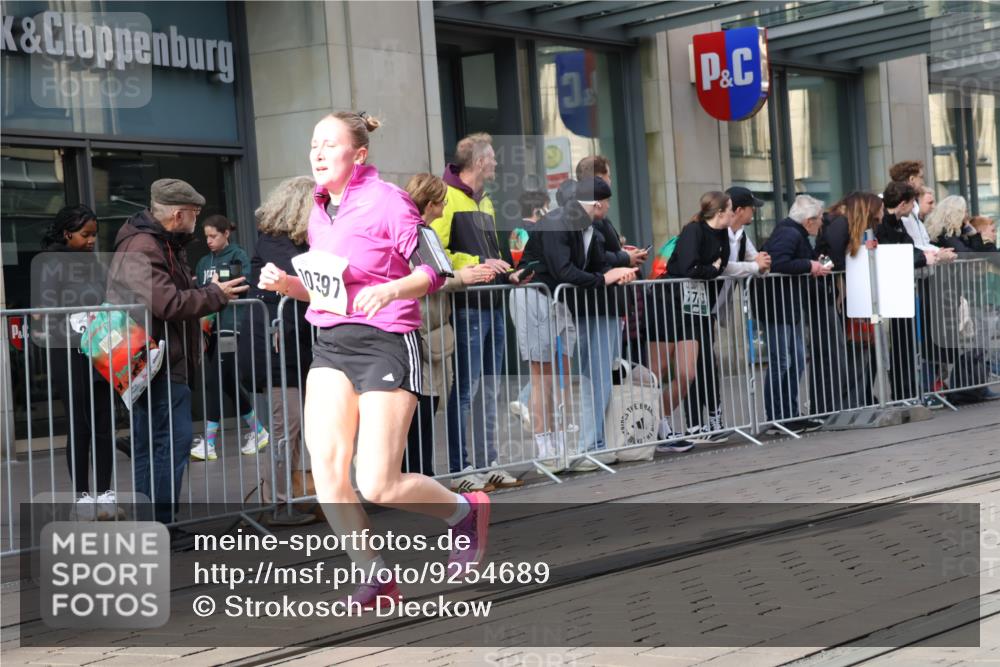 05.10.2025 - 20. swb-Marathon Bremen Strokosch-Dieckow http://msf.ph/oto/9254689 05.10.2025 10:56:38 Ziel 5172, 9188, 9231, 9314, 9451, 9577, 9669, 9797, 9937, 10069, 10105, 10145, 10397, 10545, 10845, 10867, 10924, 11138, 11168, 11202, 11274, 11426, 11435, 11566, 11675, 11734, 5172, 9188, 9231, 9314, 9451, 9577, 9669, 9797, 9937, 10069, 10105, 10145, 10397, 10545, 10845, 10867, 10924, 11138, 11168, 11202, 11274, 11426, 11435, 11566, 11675, 11734 meine-sportfotos.de