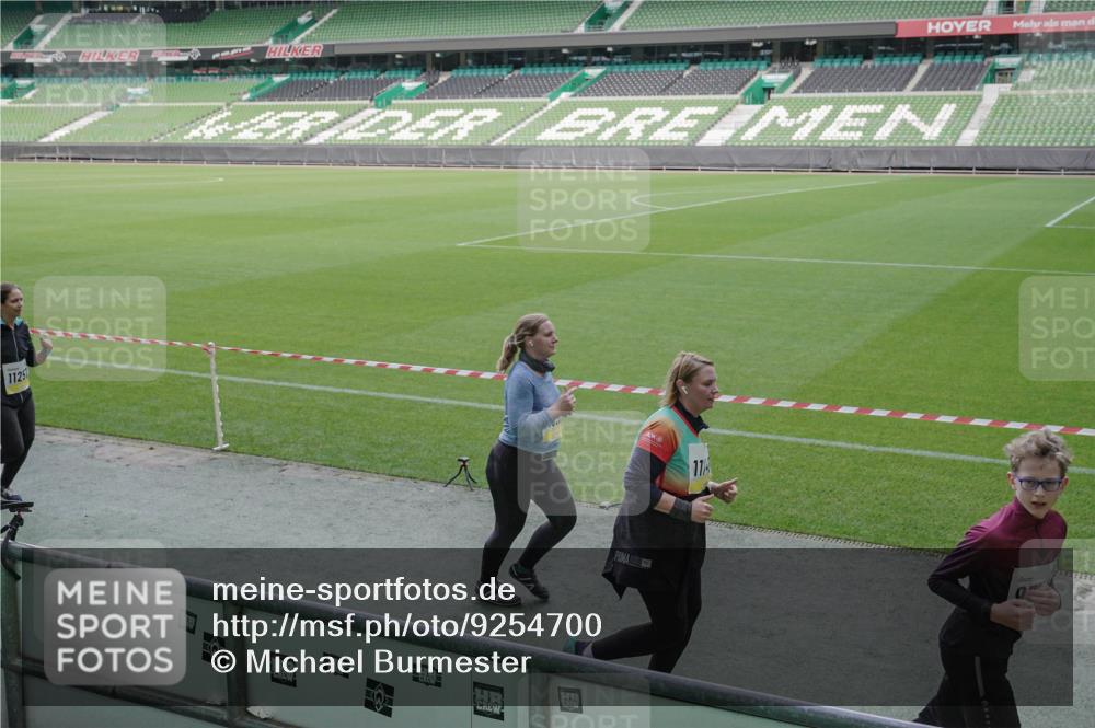 05.10.2025 - 20. swb-Marathon Bremen Michael Burmester http://msf.ph/oto/9254700 05.10.2025 10:42:58 Laufen im Stadion 8225, 9185, 9212, 9276, 9288, 9410, 9476, 9481, 9493, 9526, 9557, 9664, 9675, 9680, 9726, 9731, 9732, 9734, 9736, 9760, 9784, 9806, 9822, 9823, 9826, 9848, 9861, 9867, 9912, 9945, 9972, 9999, 10074, 10146, 10245, 10315, 10316, 10365, 10366, 10396, 10412, 10415, 10417, 10433, 10463, 10596, 10684, 10849, 10860, 10861, 10962, 10969, 11030, 11073, 11083, 11112, 11126, 11142, 11157, 11161, 11170, 11172, 11215, 11240, 11242, 11285, 11404, 11536, 9519, 9648 meine-sportfotos.de