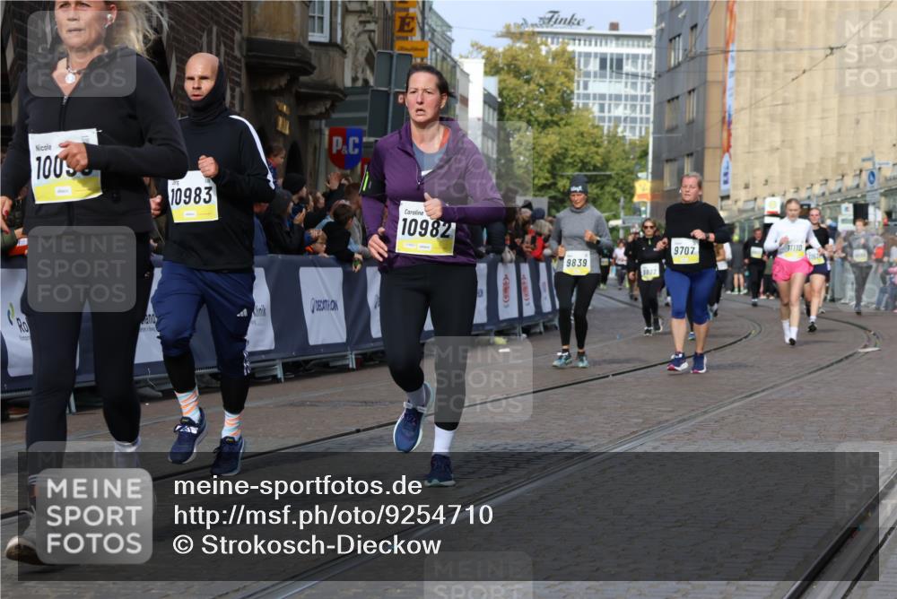 05.10.2025 - 20. swb-Marathon Bremen Strokosch-Dieckow http://msf.ph/oto/9254710 05.10.2025 11:02:23 Ziel 9707, 9748, 9802, 9839, 10093, 10194, 10615, 10821, 10829, 10982, 10983, 11386, 11537, 11538 meine-sportfotos.de