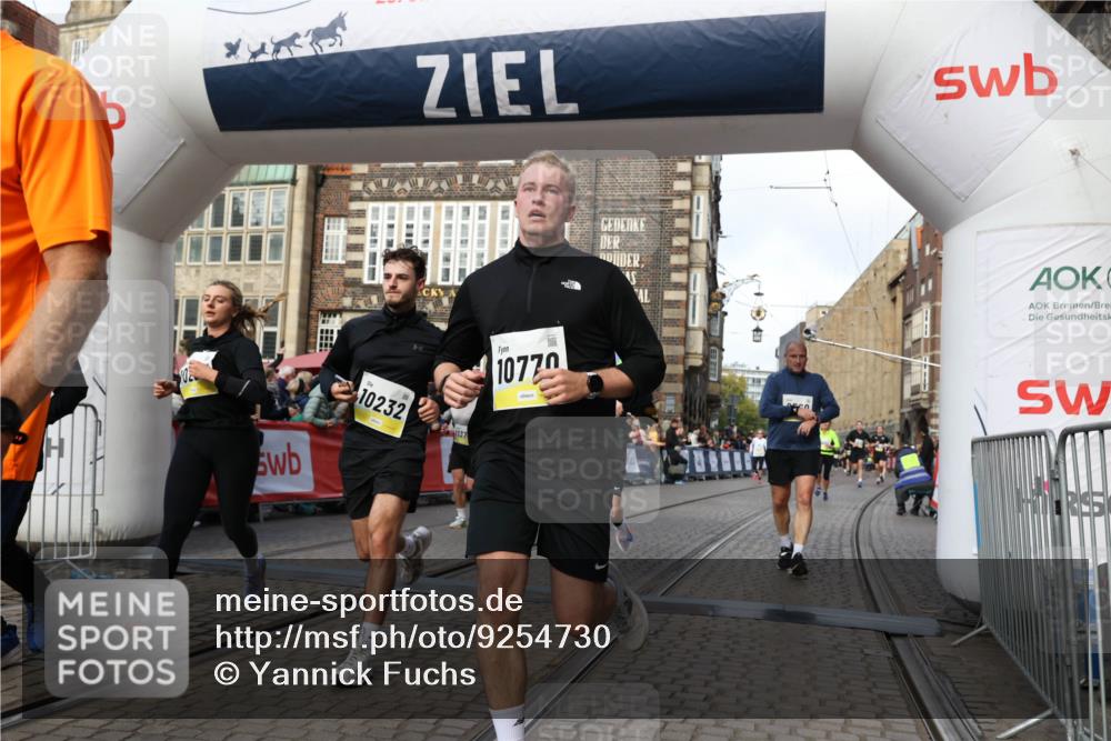 05.10.2025 - 20. swb-Marathon Bremen Yannick Fuchs http://msf.ph/oto/9254730 05.10.2025 10:54:58 Ziel 8326, 9282, 9295, 9436, 9560, 9591, 9754, 9776, 10024, 10232, 10233, 10487, 10609, 10770, 11163, 11276, 11373 meine-sportfotos.de
