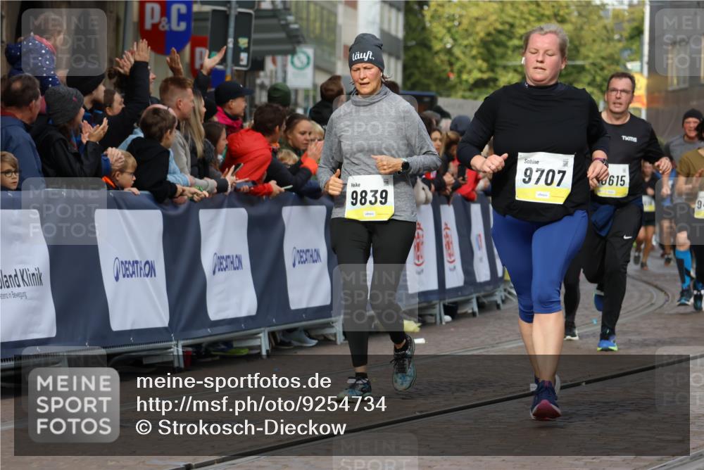 05.10.2025 - 20. swb-Marathon Bremen Strokosch-Dieckow http://msf.ph/oto/9254734 05.10.2025 11:02:25 Ziel 9468, 9647, 9707, 9802, 9839, 10093, 10194, 10615, 10982, 10983, 11110, 11386, 11537, 11538, 11711 meine-sportfotos.de