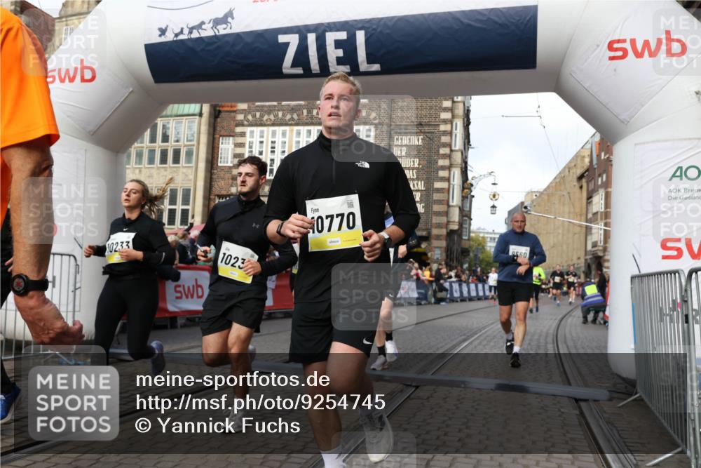 05.10.2025 - 20. swb-Marathon Bremen Yannick Fuchs http://msf.ph/oto/9254745 05.10.2025 10:54:58 Ziel 8326, 9282, 9295, 9436, 9560, 9591, 9754, 9776, 10024, 10232, 10233, 10487, 10609, 10770, 11163, 11276, 11373 meine-sportfotos.de