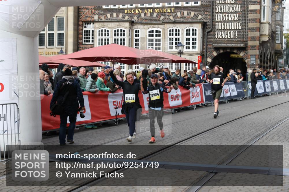 05.10.2025 - 20. swb-Marathon Bremen Yannick Fuchs http://msf.ph/oto/9254749 05.10.2025 11:15:16 Ziel 10647, 10984, 11107, 11293, 11635 meine-sportfotos.de