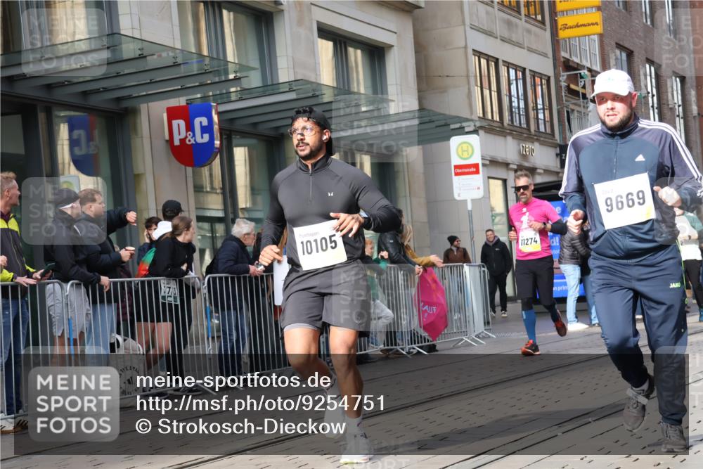 05.10.2025 - 20. swb-Marathon Bremen Strokosch-Dieckow http://msf.ph/oto/9254751 05.10.2025 10:56:42 Ziel 5172, 9231, 9314, 9451, 9577, 9669, 9797, 9937, 10069, 10105, 10145, 10293, 10397, 10545, 10867, 10917, 10924, 11138, 11168, 11202, 11274, 11434, 11435, 11566, 11686, 5172, 9231, 9314, 9451, 9577, 9669, 9797, 9937, 10069, 10105, 10145, 10293, 10397, 10545, 10867, 10917, 10924, 11138, 11168, 11202, 11274, 11434, 11435, 11566, 11686 meine-sportfotos.de