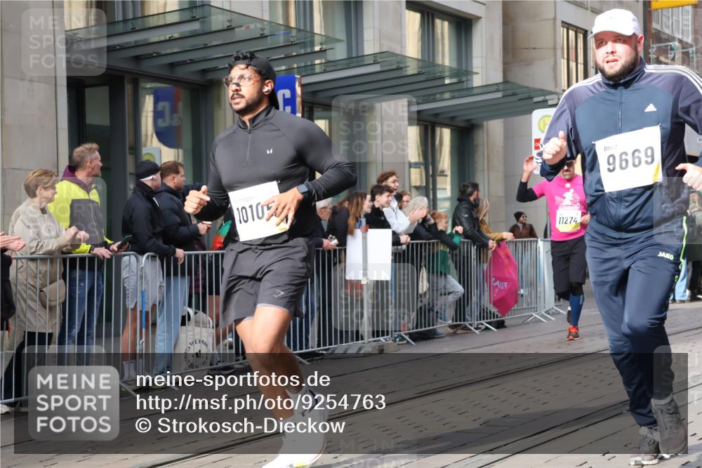 05.10.2025 - 20. swb-Marathon Bremen Strokosch-Dieckow http://msf.ph/oto/9254763 05.10.2025 10:56:43 Ziel 5172, 9231, 9314, 9451, 9489, 9577, 9669, 9797, 9937, 10069, 10105, 10293, 10397, 10545, 10867, 10917, 10924, 11138, 11168, 11202, 11274, 11434, 11435, 11566, 11596, 11686, 5172, 9231, 9314, 9451, 9489, 9577, 9669, 9797, 9937, 10069, 10105, 10293, 10397, 10545, 10867, 10917, 10924, 11138, 11168, 11202, 11274, 11434, 11435, 11566, 11596, 11686 meine-sportfotos.de