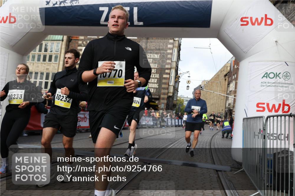 05.10.2025 - 20. swb-Marathon Bremen Yannick Fuchs http://msf.ph/oto/9254766 05.10.2025 10:54:58 Ziel 8326, 9282, 9295, 9436, 9560, 9591, 9754, 9776, 10024, 10232, 10233, 10487, 10609, 10770, 11163, 11276, 11373 meine-sportfotos.de
