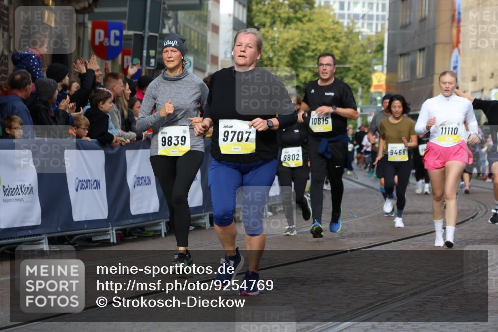 05.10.2025 - 20. swb-Marathon Bremen Strokosch-Dieckow http://msf.ph/oto/9254769 05.10.2025 11:02:26 Ziel 9468, 9647, 9707, 9802, 9839, 10033, 10093, 10194, 10615, 10982, 10983, 11110, 11537, 11538, 11711 meine-sportfotos.de