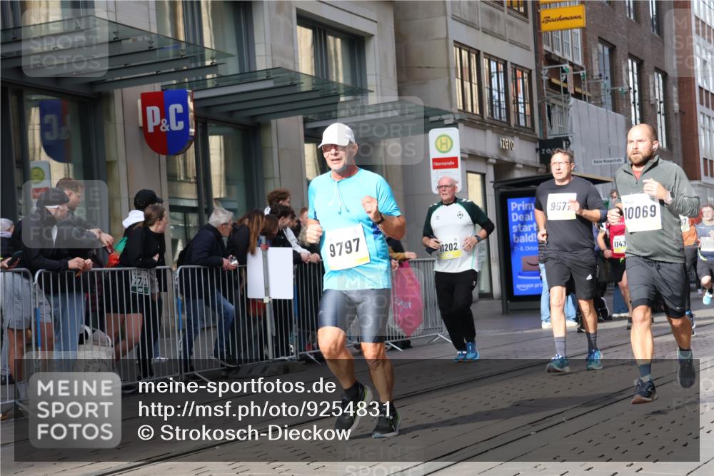 05.10.2025 - 20. swb-Marathon Bremen Strokosch-Dieckow http://msf.ph/oto/9254831 05.10.2025 10:56:45 Ziel 5172, 9231, 9314, 9451, 9489, 9577, 9669, 9797, 9937, 9947, 10069, 10105, 10293, 10397, 10545, 10657, 10867, 10917, 10924, 11015, 11138, 11168, 11202, 11274, 11434, 11435, 11566, 11596, 11686, 5172, 9231, 9314, 9451, 9489, 9577, 9669, 9797, 9937, 9947, 10069, 10105, 10293, 10397, 10545, 10657, 10867, 10917, 10924, 11015, 11138, 11168, 11202, 11274, 11434, 11435, 11566, 11596, 11686 meine-sportfotos.de