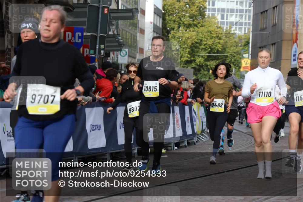 05.10.2025 - 20. swb-Marathon Bremen Strokosch-Dieckow http://msf.ph/oto/9254833 05.10.2025 11:02:27 Ziel 9468, 9647, 9707, 9802, 9839, 10033, 10093, 10595, 10598, 10615, 10982, 10983, 11110, 11160, 11537, 11538, 11711 meine-sportfotos.de