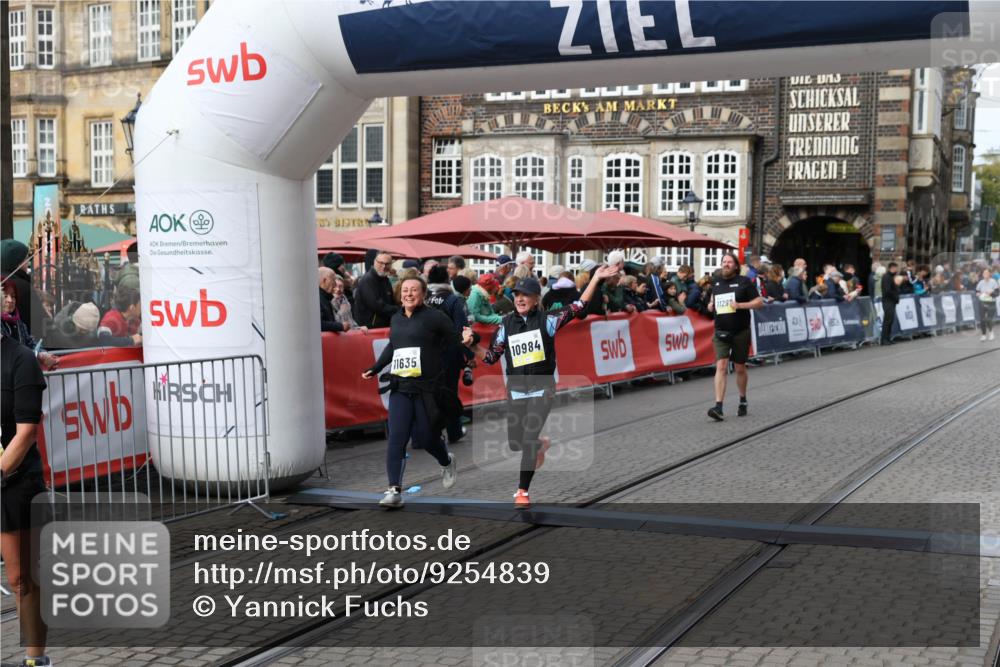 05.10.2025 - 20. swb-Marathon Bremen Yannick Fuchs http://msf.ph/oto/9254839 05.10.2025 11:15:17 Ziel 10647, 10984, 11107, 11293, 11635 meine-sportfotos.de