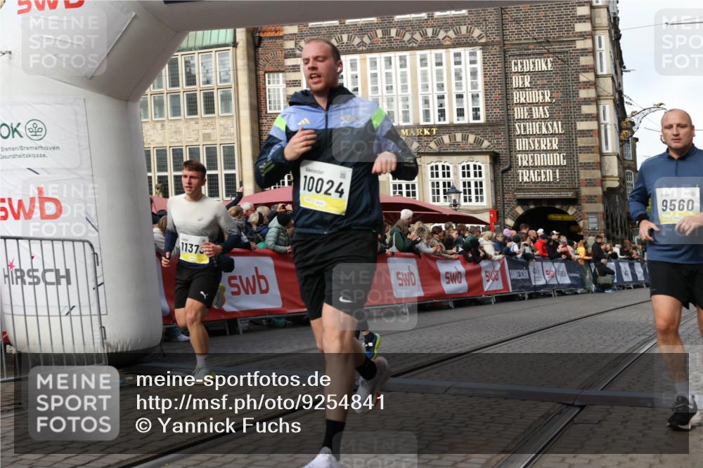 05.10.2025 - 20. swb-Marathon Bremen Yannick Fuchs http://msf.ph/oto/9254841 05.10.2025 10:54:59 Ziel 8326, 9436, 9560, 9754, 9776, 10024, 10232, 10233, 10487, 10609, 10770, 11163, 11276, 11373 meine-sportfotos.de