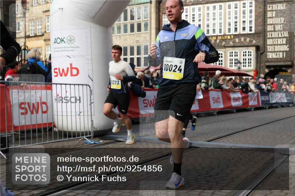 05.10.2025 - 20. swb-Marathon Bremen Yannick Fuchs http://msf.ph/oto/9254856 05.10.2025 10:54:59 Ziel 8326, 9436, 9560, 9754, 9776, 10024, 10232, 10233, 10487, 10609, 10770, 11163, 11276, 11373 meine-sportfotos.de