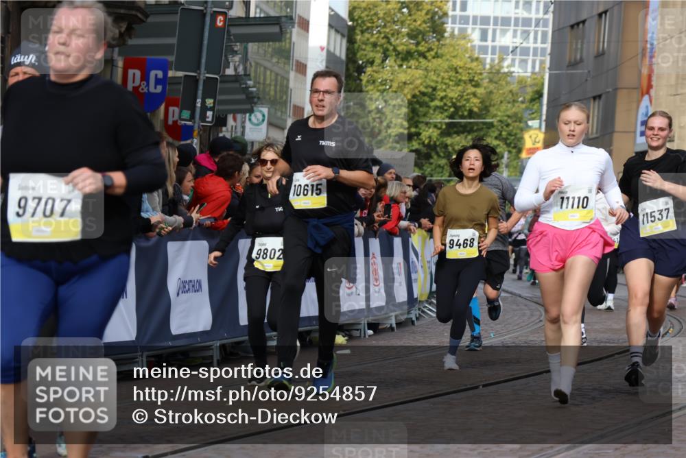 05.10.2025 - 20. swb-Marathon Bremen Strokosch-Dieckow http://msf.ph/oto/9254857 05.10.2025 11:02:27 Ziel 9468, 9647, 9707, 9802, 9839, 10033, 10093, 10595, 10598, 10615, 10982, 10983, 11110, 11160, 11537, 11538, 11711 meine-sportfotos.de