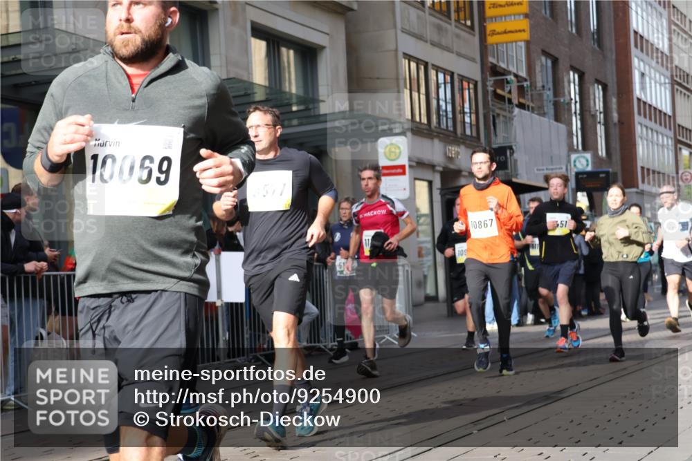 05.10.2025 - 20. swb-Marathon Bremen Strokosch-Dieckow http://msf.ph/oto/9254900 05.10.2025 10:56:47 Ziel 5172, 9231, 9292, 9314, 9450, 9451, 9489, 9577, 9797, 9844, 9937, 9947, 10069, 10105, 10169, 10293, 10397, 10545, 10657, 10867, 10917, 11015, 11138, 11168, 11202, 11434, 11435, 11566, 11596, 11686, 5172, 9231, 9292, 9314, 9450, 9451, 9489, 9577, 9797, 9844, 9937, 9947, 10069, 10105, 10169, 10293, 10397, 10545, 10657, 10867, 10917, 11015, 11138, 11168, 11202, 11434, 11435, 11566, 11596, 11686 meine-sportfotos.de